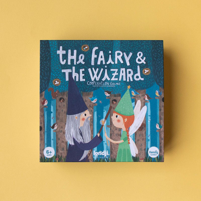 Spielschachtel „The Fairy & The Wizard“ auf gelbem Hintergrund.