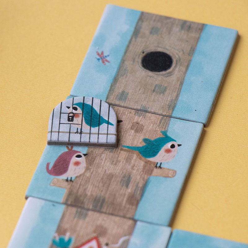 Spielkarte mit Vogel-Illustrationen, auf der ein Vogel im Käfig abgebildet ist.