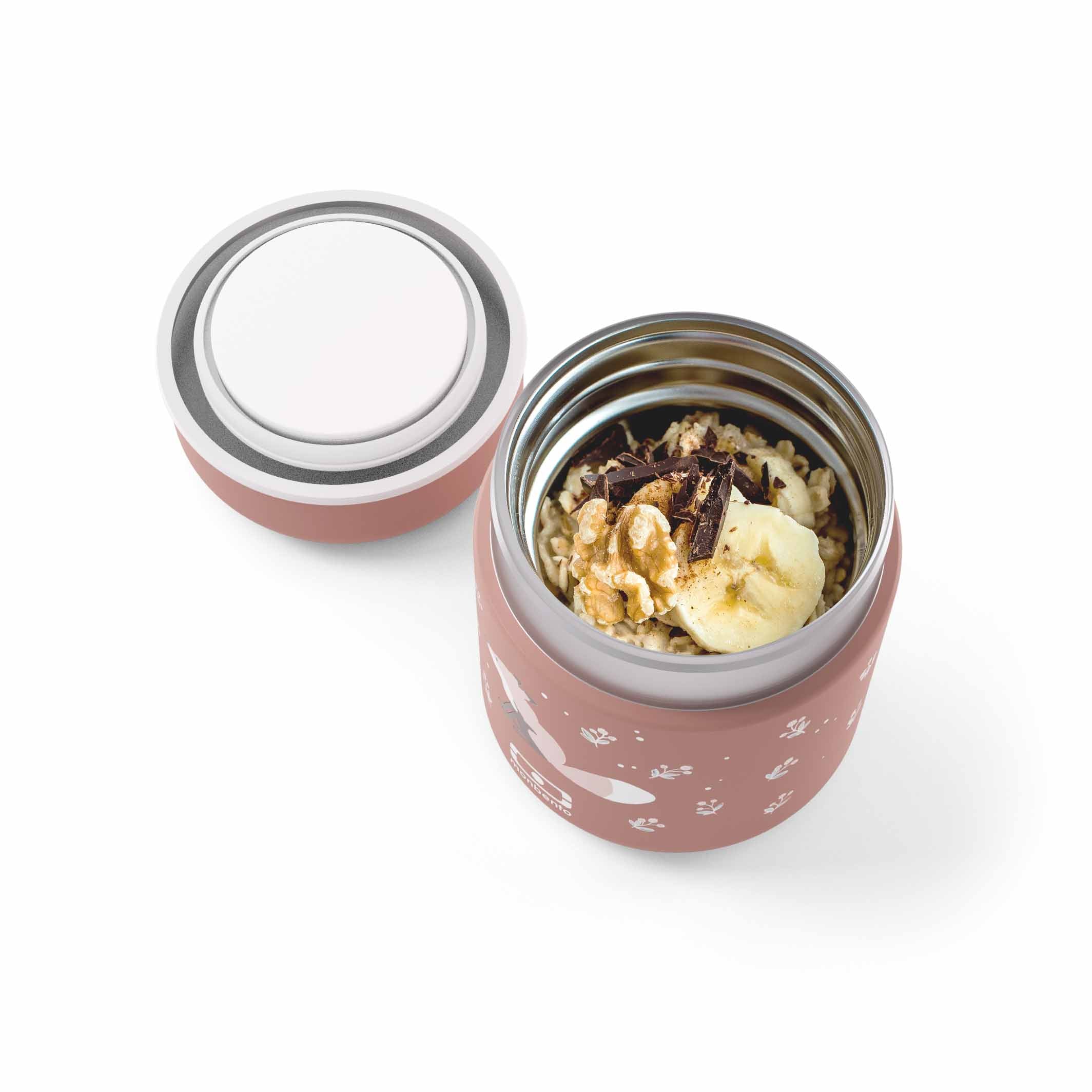 Geöffnete Monbento MB Capsule Füchse, gefüllt mit warmem Müsli – isolierte Lunchbox mit Fuchs-Motiv aus Edelstahl, erhältlich im Waldpark Hochreiter.