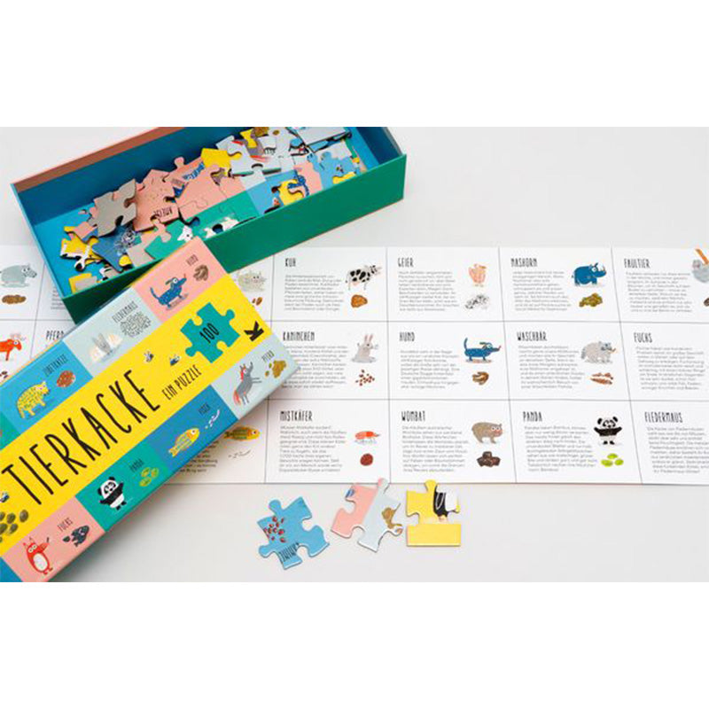 Puzzlebox mit aufgeschlagener Info-Karte, die Hintergrundwissen über die Tiere und ihre Hinterlassenschaften liefert.