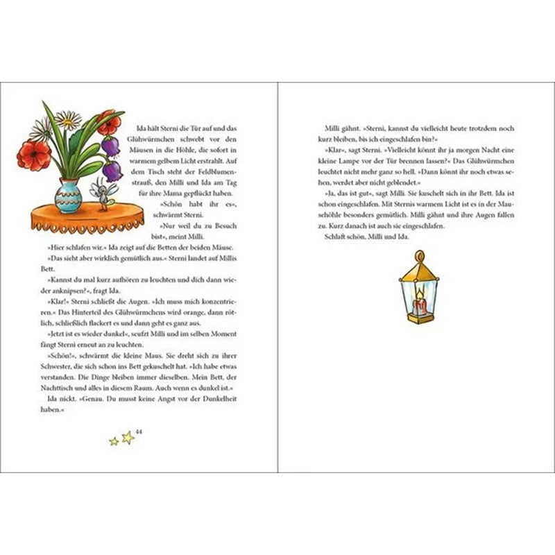 Buchseite. Links steht eine Vase mit Blumen auf einem Tisch, rechts schwebt eine kleine Laterne. Text füllt die Seiten.