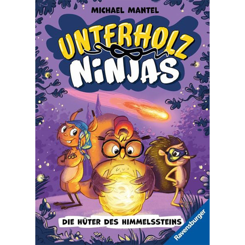 Buchcover von „Unterholz Ninjas – Die Hüter des Himmelssteins“ von Michael Mantel. Drei tierische Charaktere – ein Eichhörnchen, eine Eule und ein Igel – stehen mutig in einem lila beleuchteten Wald. Die Eule hält einen leuchtenden Himmelsstein, während im Hintergrund ein Meteor über den Himmel zieht.
