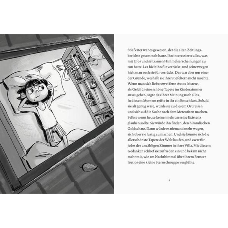 Schwarz-weiß-Illustration einer jungen Lea, die nachdenklich auf dem Bett liegt, während neben ihr Bücher und ein Fernglas liegen. Der Text schildert ihre Faszination für Himmelserscheinungen und ihre Träume, den Meteor zu finden.