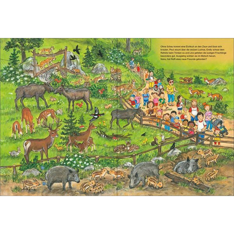 Innenseiten – Wildgehege mit Hirschen, Rehen, Wildschweinen und Elchen. Eine große Besuchergruppe schaut zu, kleine Tiere wie Hasen, Füchse und Eichhörnchen sind versteckt zu finden.