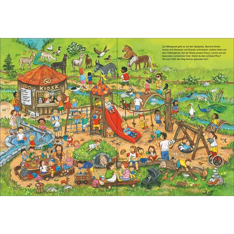 Innenseiten – Spielplatz im Wildpark. Kinder spielen auf Rutsche, Schaukeln und Wasserspielplatz. Ponys, Ziegen und Lamas stehen auf der Weide, während Familien picknicken.