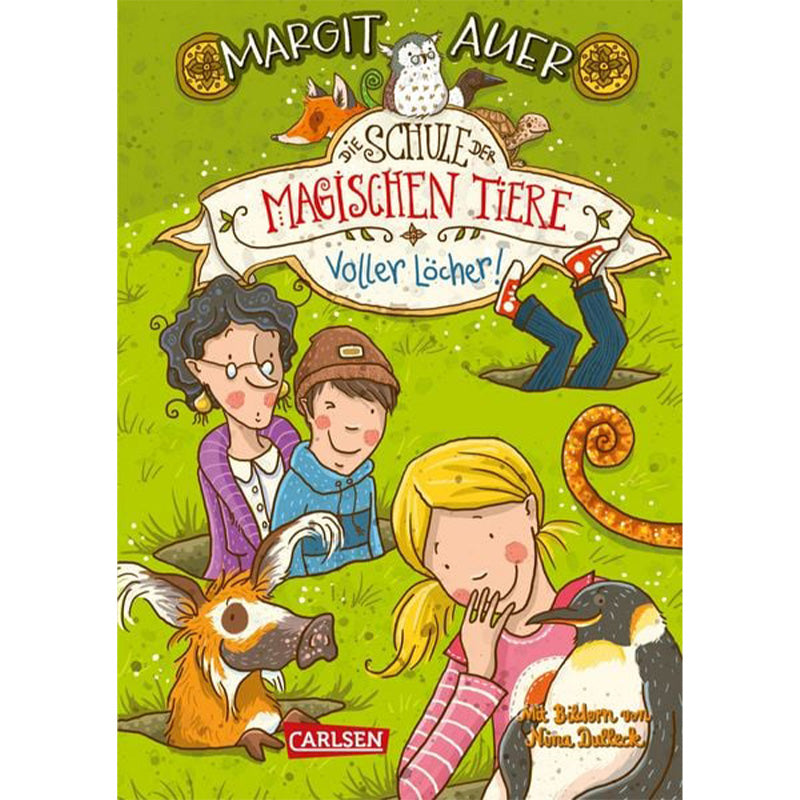 Buchcover: Titel „Die Schule der magischen Tiere – Voller Löcher!“ – zeigt Kinder und Tiere auf einer grünen Wiese, aus der viele Löcher gegraben sind. Miss Cornfield, zwei Kinder und die Tiere (u.a. ein Erdmännchen und ein Pinguin) blicken neugierig.