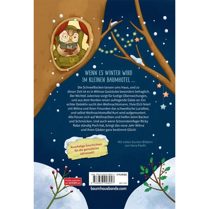 Buchrückseite „Wilma Walnuss – Winter und Weihnachten im kleinen Baumhotel“ mit winterlichem Baum und Eule.