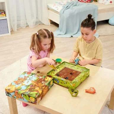 Kinderzimmersituation in der Kinder das Brettspiel Beethupferl spielen