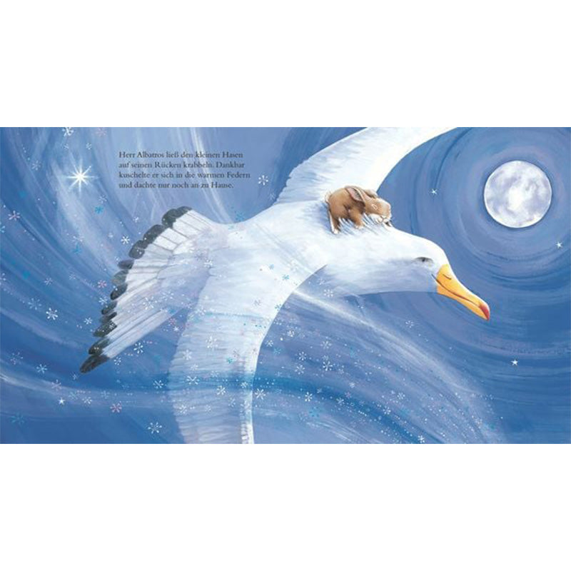 Ein großer weißer Vogel (Albatros) fliegt nachts durch den Himmel, auf seinem Rücken liegt ein kleiner Hase eingekuschelt zwischen Federn