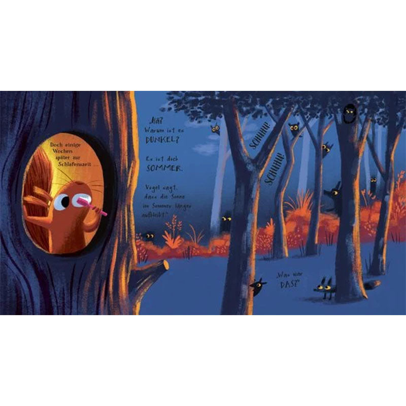 Buchseite – Eichhörnchen schaut aus seiner Baumhöhle in einen dunklen Wald voller leuchtender Augen.