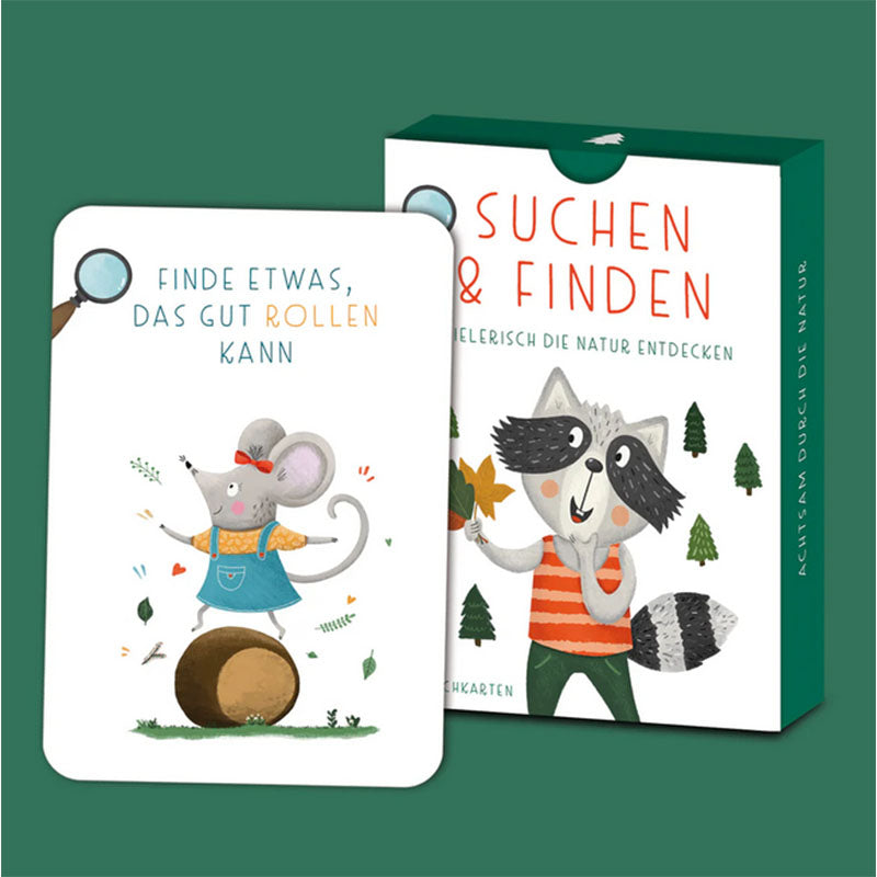 Kartenbox Suchen und Finden mit grünem Hintergrund, illustriertem Waschbären und einer Beispielkarte mit Maus, Holzstamm und der Aufgabe etwas zu finden das gut rollen kann