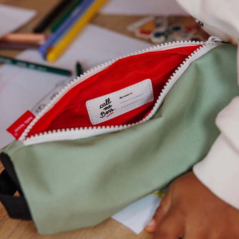 Federmappe in der Farbe Mini Pistache liegt auf Tisch mit Zetteln und Stiften