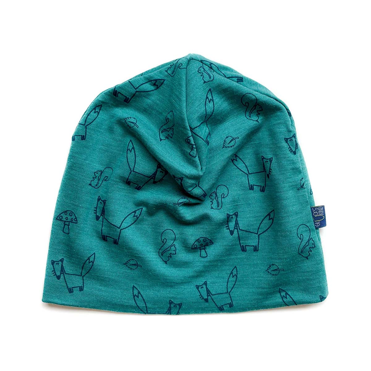 Smaragdfarbene Kinderhaube aus Merinowolle und Seide mit Fuchs Design, weich und nachhaltig gefertigt, fotografiert auf weißem Hintergrund