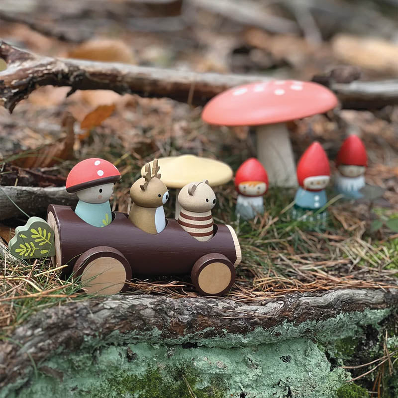 Holz-Taxi mit Waldfiguren