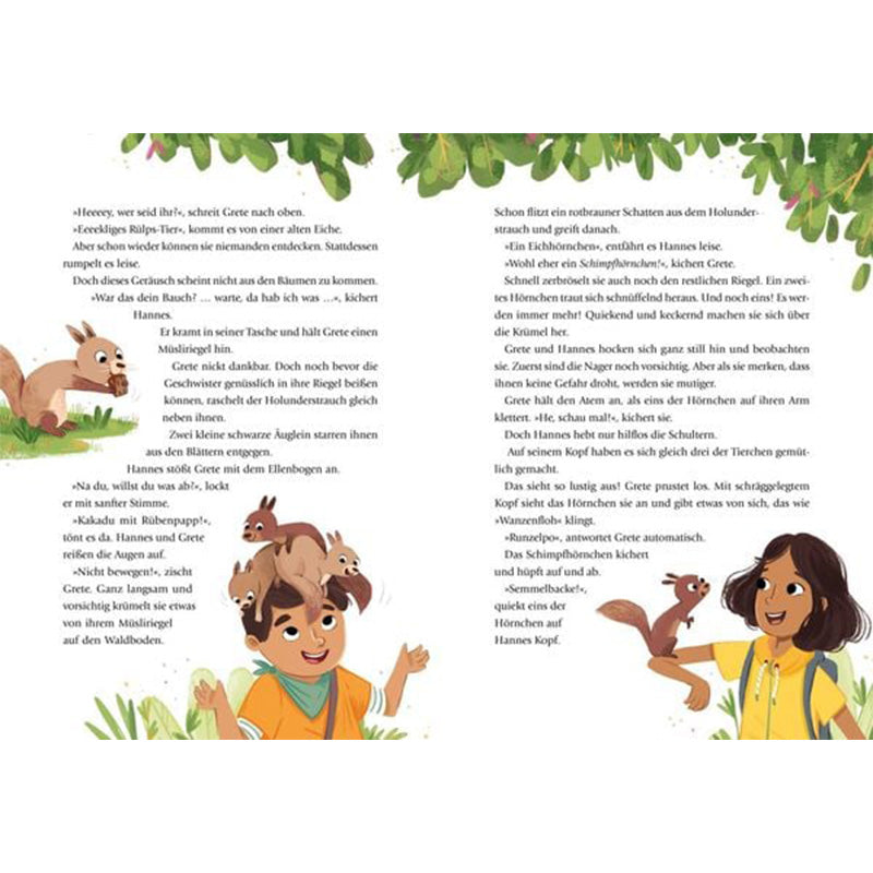 : Buchseite – Textseite mit zwei Kindern im Wald und mehreren Eichhörnchen, die um sie herum turnen.