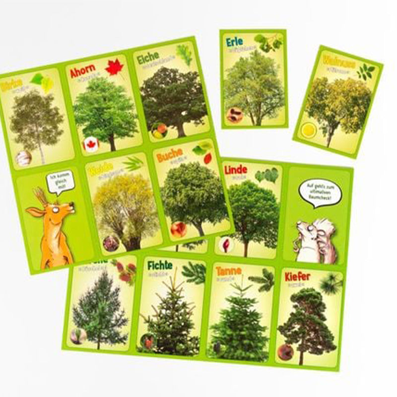 Buchseiten mit herausnehmbaren Baum-Infokarten zu Baumarten wie Ahorn, Eiche und Buche.
