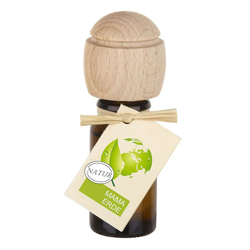 Holzduftflasche mit Holzdeckel und Etikett ‚Mama Erde‘.