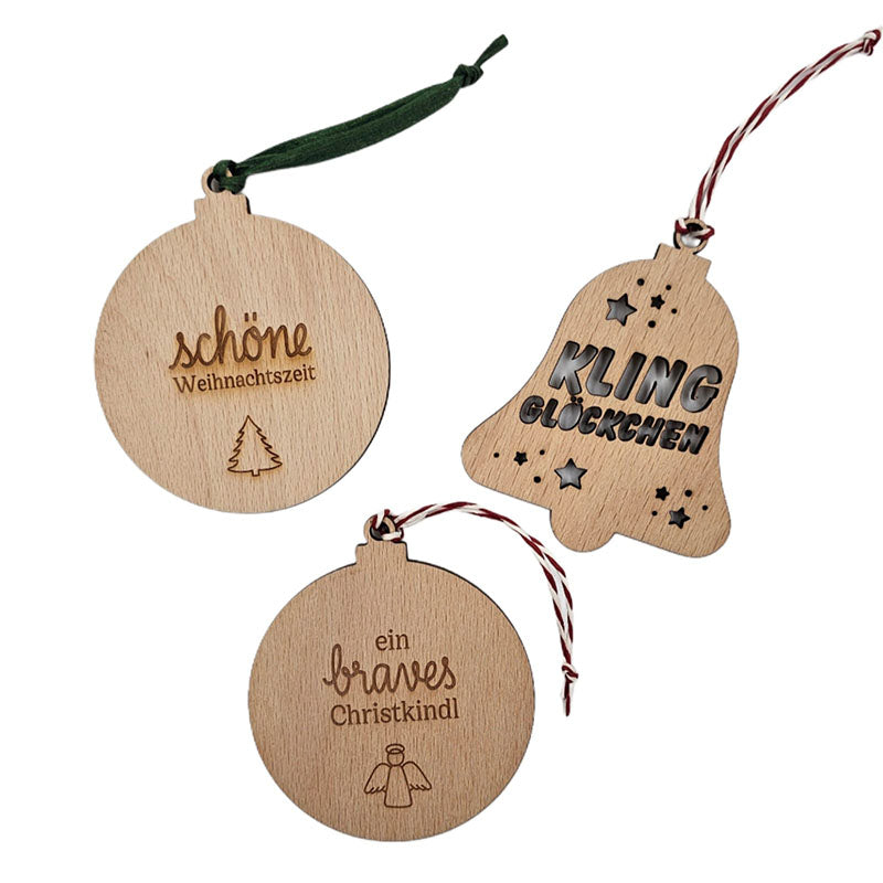 Drei Holzanhänger: Weihnachtskugel ‚schöne Weihnachtszeit‘, Weihnachtskugel ‚ein braves Christkindl‘ und Holz-Glocke ‚Kling Glöckchen‘