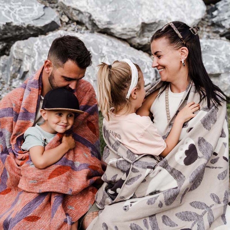 Vierköpfige Familie kuschelt mit Kuscheldecken