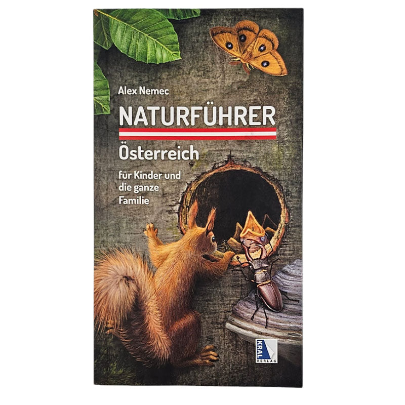 Cover des Buches Naturführer Österreich mit Eichhörnchen und Hirschkäfer vor einem Baumloch.