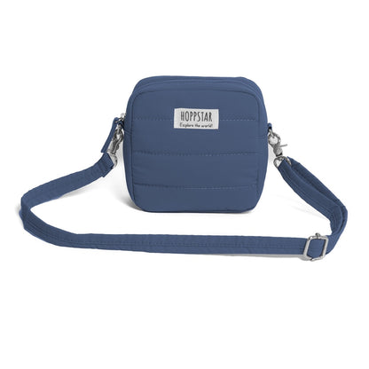 Hoppstar Midi Bag Denim mit aufgelegtem Umhängeband – robuste, blaue Kameratasche für Kinderkameras, erhältlich im Waldpark Hochreiter Shop.