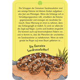 Spielkarte mit Illustration einer Sandrasselotter und Text zur Beschreibung ihrer Schuppen, Abwehrhaltung und Gefährlichkeit.