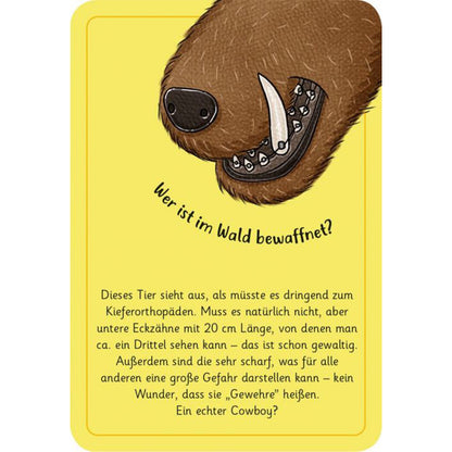 Rätselkarte mit der Frage „Wer ist im Wald bewaffnet?“ und Illustration einer Wildschweinschnauze mit Hauer auf gelbem Hintergrund.