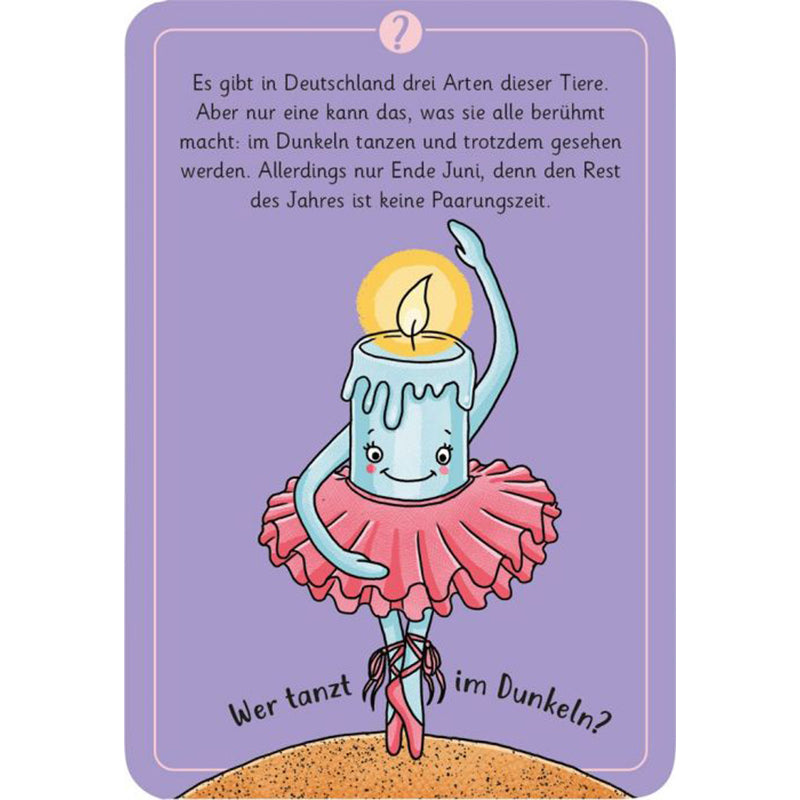 Rätselkarte mit der Illustration einer tanzenden Kerze im Tutu und der Frage „Wer tanzt im Dunkeln?“ auf violettem Hintergrund.