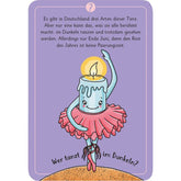 Rätselkarte mit der Illustration einer tanzenden Kerze im Tutu und der Frage „Wer tanzt im Dunkeln?“ auf violettem Hintergrund.