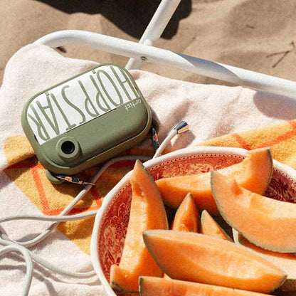 Bild am Strand mit Hoppstar Artist Laurel und Zuckermelonen