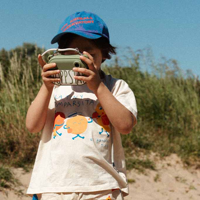 Kind mit Hoppstar Artist Laurel am Strand