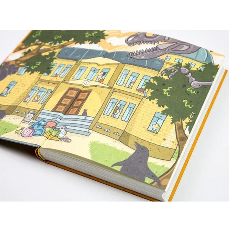 Buchseite: Farbillustration der Wintersteinschule – ein gelbes Gebäude mit vielen Fenstern, davor Schulranzen, Tiere und ein Dinosaurierskelett im Hintergrund