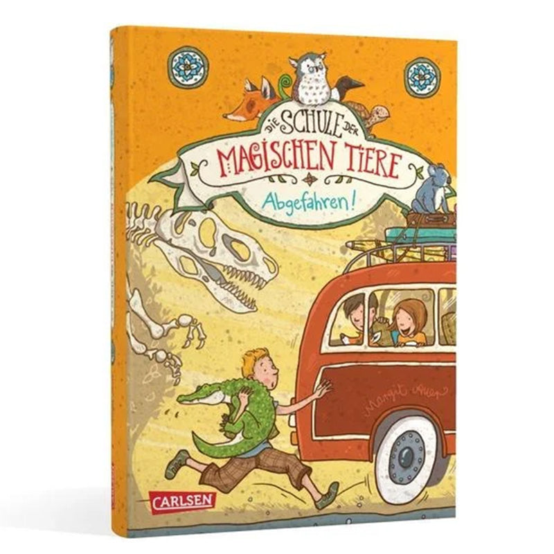 Buchcover: Titel „Die Schule der magischen Tiere – Abgefahren!“ – zeigt Kinder und ihre magischen Tiere in einem roten Bus, während ein Junge mit einem Krokodil auf dem Arm hinterherläuft.