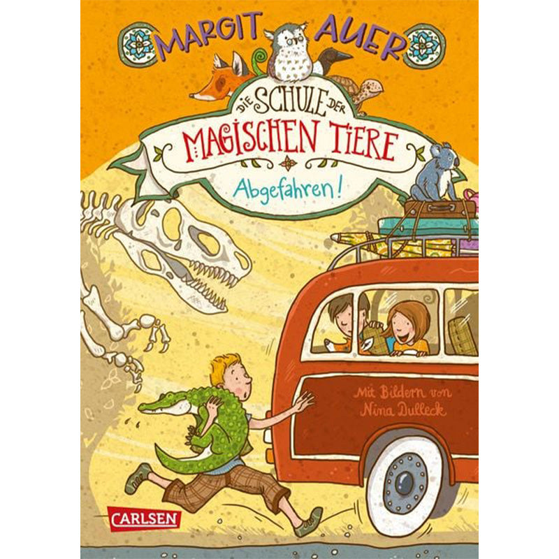 Buchcover (frontal): Titel „Die Schule der magischen Tiere – Abgefahren!“ – dieselbe Szene wie beim ersten Bild: ein Junge mit einem grünen Krokodil läuft neben einem roten Bus, im Hintergrund ein großes Dinosaurierskelett.