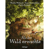Buchcover Als der Wald erwachte von Martin Widmark, Emma Karinsdotter und Emilia Dziubak. Zu sehen ist ein riesiger Baum mit einem Gesicht, der freundlich lächelt. Auf einem Ast sitzt eine kleine Figur mit rotem Umhang und spitzem Hut. Unten steht der Titel in weißer Schrift, Verlag Oetinger.
