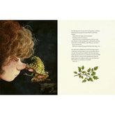 Illustration aus dem Kinderbuch Als der Wald erwachte. Links ein Junge mit lockigen Haaren, der einem grünen Frosch mit weißen Punkten auf der Nase gegenübersteht. Rechts Text auf weißem Hintergrund, darunter eine Zeichnung eines Eichen-Zweiges mit Blättern und Eicheln.
