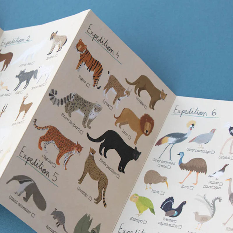 Aufgeschlagenes Entdeckerheft aus dem Set, mit liebevoll gezeichneten Tierarten wie Tiger, Löwe, Gepard und Emu.