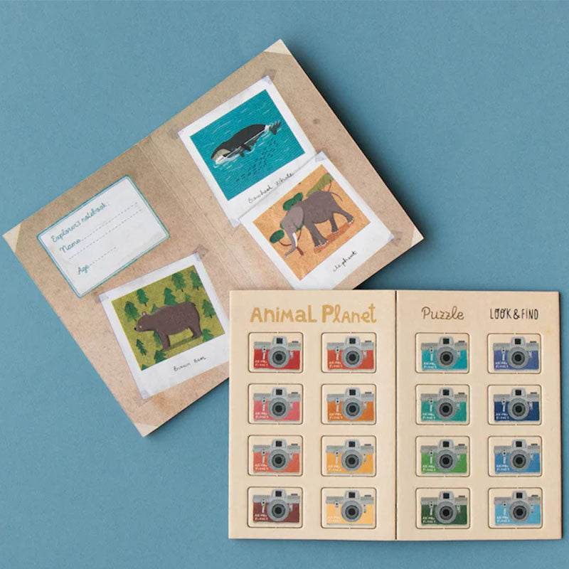 Set mit kleinen Kameraplättchen und Entdeckerheft, das Polaroid-Bilder der gefundenen Tiere zeigt.