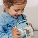 Junge Entdeckerin mit der Hoppstar Artist Denim Kamera – fotografiert Naturmomente beim Waldspaziergang im Waldpark Hochreiter.