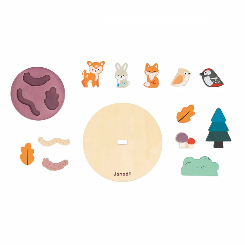Einzelteile des Janod Balancierspiels „Waldtiere“ – Holzfiguren von Tieren, Bäumen, Pilzen und Blättern.