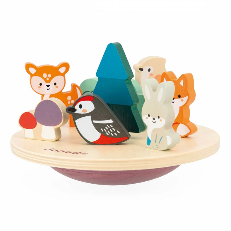 Detailansicht des Janod Balancierspiels „Waldtiere“ – Figuren stehen auf einer Wippe mit Baum und Pilzen.