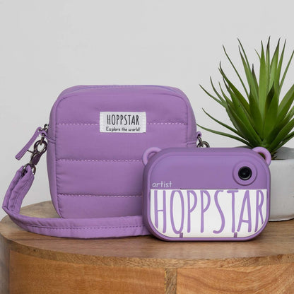 Frontalansicht der Hoppstar Midi Bag Blossom – stilvolle, lisa Kameratasche die perfekt zur Hoppstart Artist Blossom passt, die auch am Bild zu sehen ist