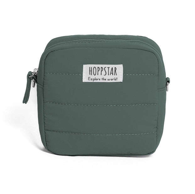 Frontalansicht der Hoppstar Midi Bag Laurel – naturgrüne Kameratasche aus hochwertigem Nylon mit Innenfächern für Zubehör und Kleinigkeiten.