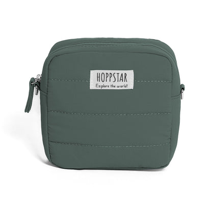 Frontalansicht der Hoppstar Midi Bag Laurel – naturgrüne Kameratasche aus hochwertigem Nylon mit Innenfächern für Zubehör und Kleinigkeiten.