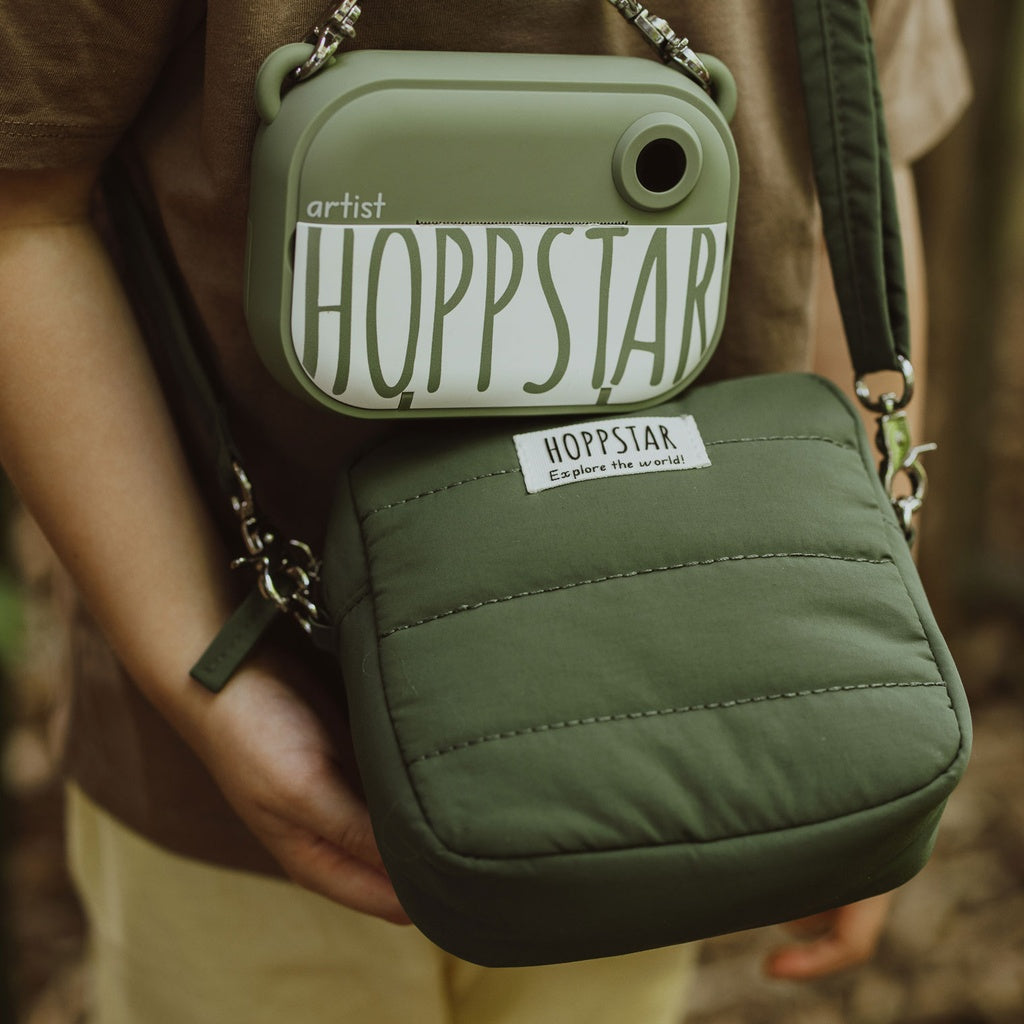 Hoppstar Midi Bag in Laurel gemeinsam am Bild mit der Hoppstar Artist Kamera in der Farbe Laurel - perfekte Kombi