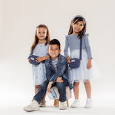 Kinder tragen die Hoppstar Midi Bag Denim bei Fotoshooting
