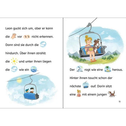 Buchseite mit zwei Illustrationen. Links sitzen Leon und Opa im Sessellift, rechts eine Frau mit einem Hund im nächsten Sessellift hinter ihnen.