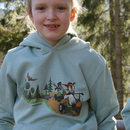 Kind trägt aloegrünen Bio-Baumwollhoody beim Spielen im Wald, weicher und nachhaltiger Kapuzenpullover für Kinder in der Natur