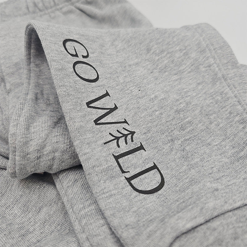 Nahaufnahme der Beinpartie einer grauen Kinderhose aus Bio-Baumwolle, zeigt weiches Material und liebevolle Verarbeitung, auf weißem Hintergrund