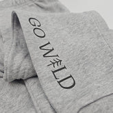 Nahaufnahme der Beinpartie einer grauen Kinderhose aus Bio-Baumwolle, zeigt weiches Material und liebevolle Verarbeitung, auf weißem Hintergrund